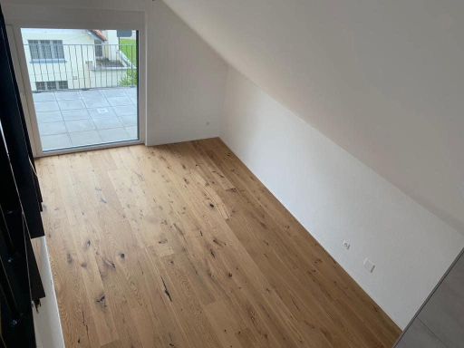 Komplettsanierung Zürich — heller Wohnraum mit Eichenboden und Balkon, Totalsanierung MFH Ennetbaden
