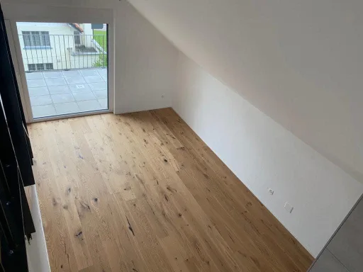 Komplettsanierung Zürich — heller Wohnraum mit Eichenboden und Balkon, Totalsanierung MFH Ennetbaden